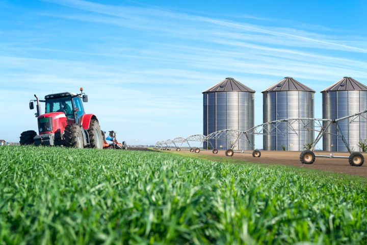 production agricole et alimentaire avec silos de machines de tracteur et système d'irrigation