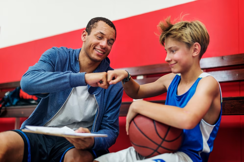 Jeune Basketteur avec son coach