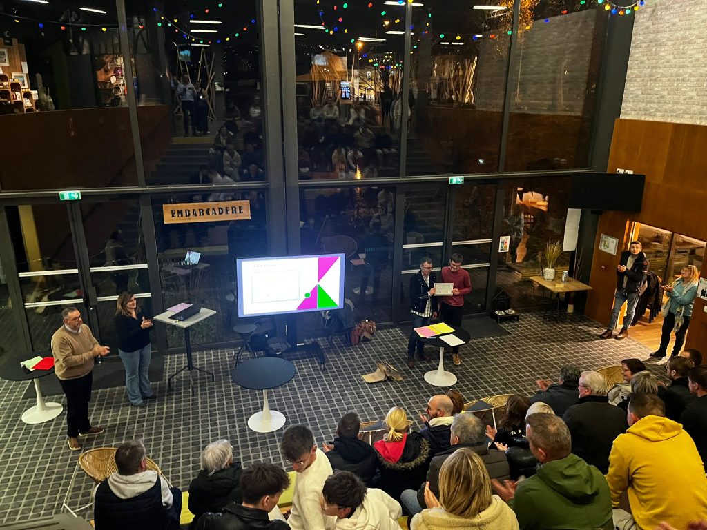 Cérémonie de remise des diplômes 2025 du site de Saint-Omer à la Maison du Marais : un diplômé reçoit son diplôme devant le public